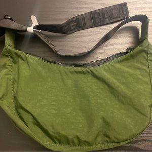 ⭐️NWT BAGGU medium crescent - Bay Laurel